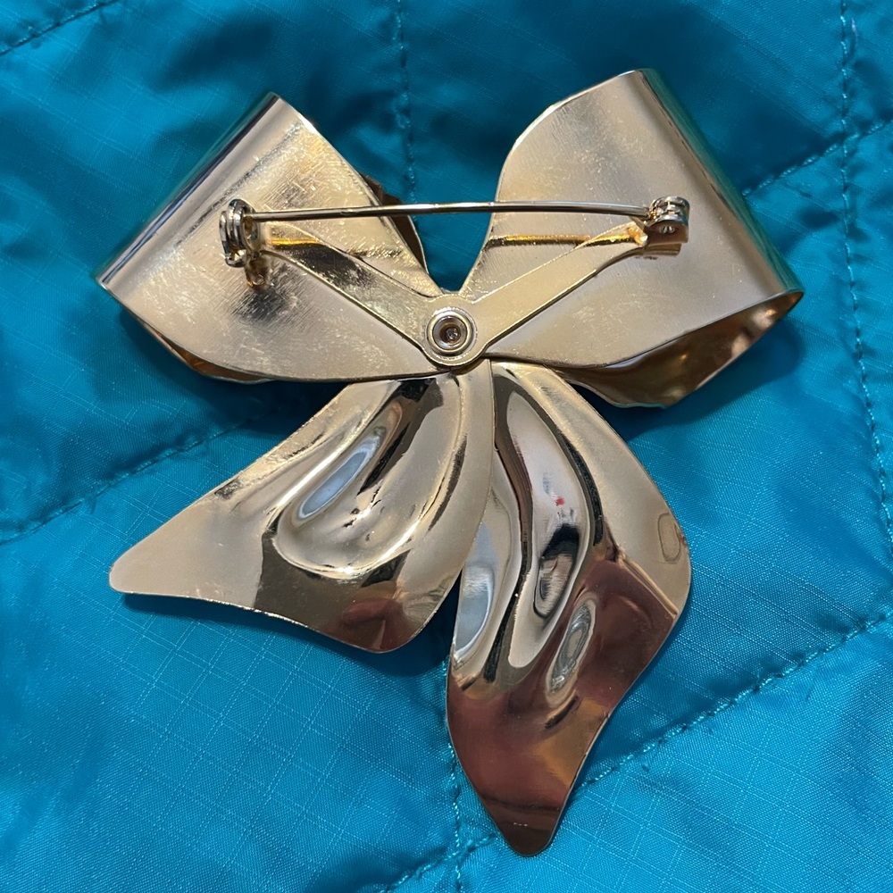 Vintage Gold Tone Bow Brooch Large Sculptural High Polish Pearl Center Pin - Picture 4 of 5